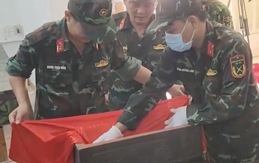Đội Quy tập hài cốt liệt sĩ tại Công viên Lê Thị Riêng đang cẩn thận trong từng thao tác