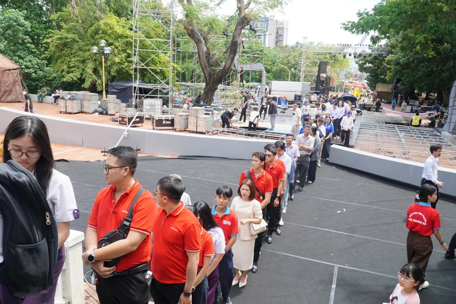 Sáng 27/7, dòng người xếp hàng dài như vô tận trong khuôn viên Công viên Lê Thị Riêng để viếng các liệt sĩ 