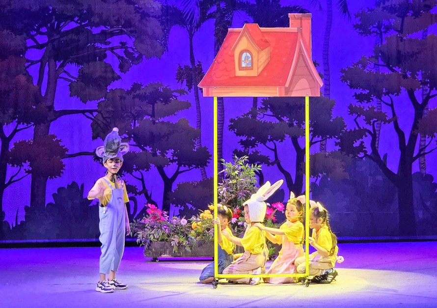 Tiểu phẩm "Câu chuyện ba chú heo con" với diễn xuất hồn nhiên của các em nhỏ làm người xem thích thú.