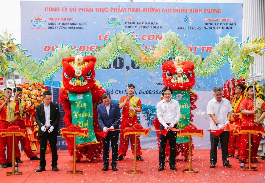 Đại diện hai đơn vị cùng cắt băng khánh thành khởi công dự án điện mặt trời áp mái