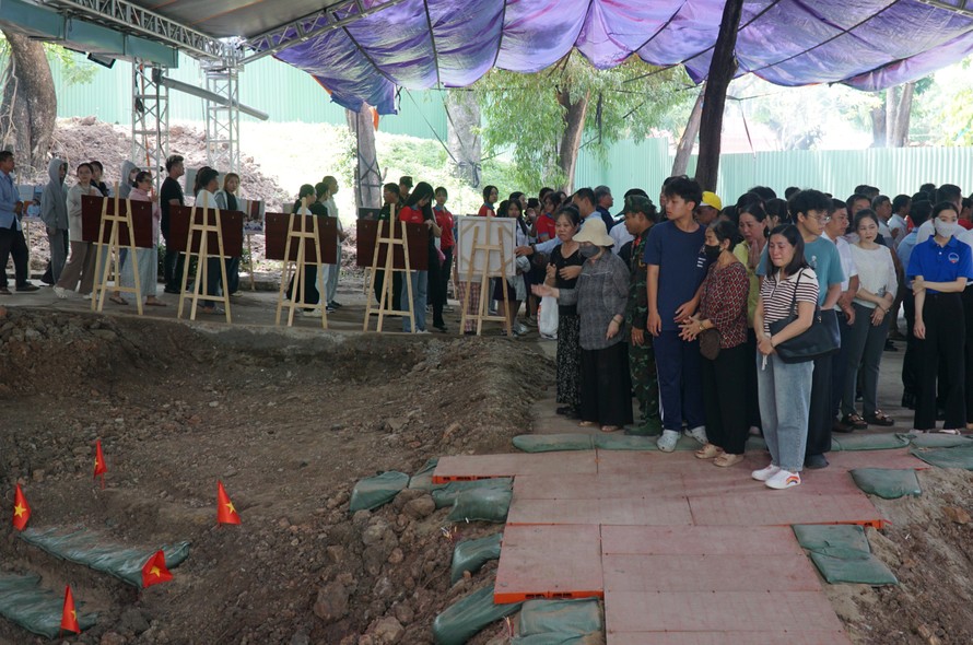 Dòng người đến viếng các liệt sĩ tại rãnh mộ ở Công viên Lê Thị Riêng, nơi hài cốt các liệt sĩ được tìm thấy