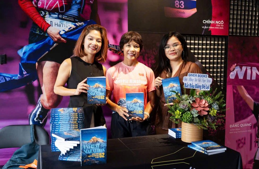 Tác giả Ngọc Trâm (giữa) viết tự truyện Everest Marathon để truyền cảm hứng cho phụ nữ