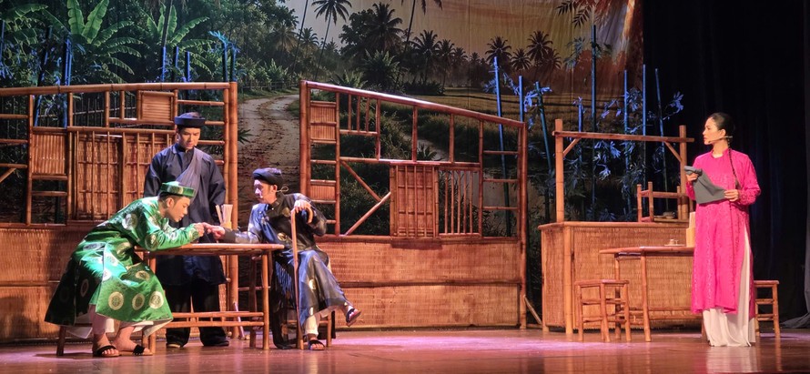Sân khấu Mới đã hoàn thành phúc khảo vở diễn "Nội gián nạn dối" sẵn sàng cho suất diễn ra mắt điểm diễn mới tại Nhà hát Cải lương Trần Hữu Trang vào tối 7/8.