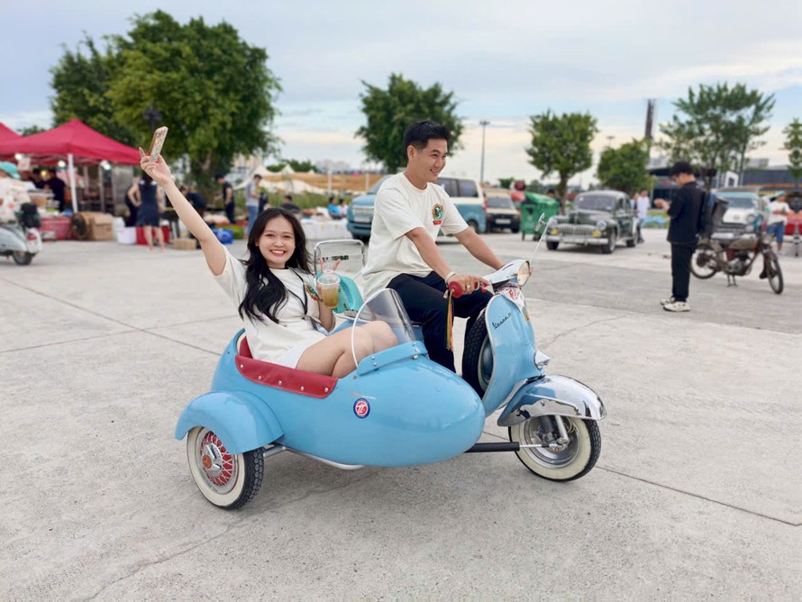 Đôi bạn trẻ chạy chiếc xe 3 bánh gắn thuyền (sidecar) hiếm có, mang phong cách cổ điển độc đáo