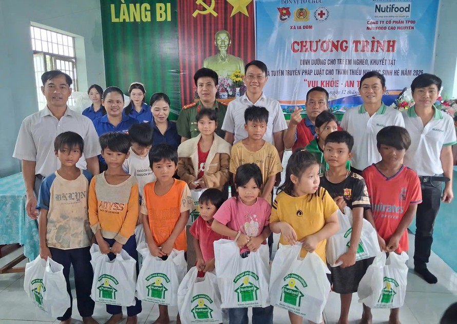 Nutifood trao hơn 400 phần quà sữa dinh dưỡng đến các em nhỏ