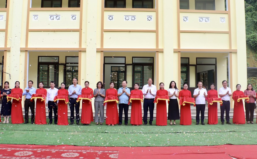 Đại diện Hội đồng thành viên, Ban Điều hành Agribank cùng các đại biểu Ngân hàng Nhà nước và tỉnh Cao Bằng cắt băng khánh thành công trình trường Tiểu học Vĩnh Quang, xã Lý Bôn - Cao Bằng
