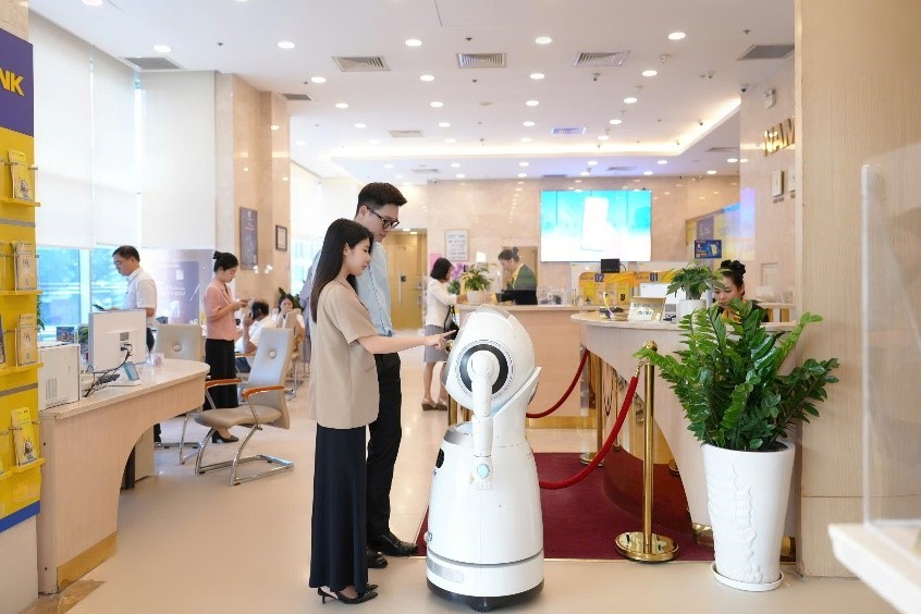 Khách hàng giao dịch tại Nam A Bank.