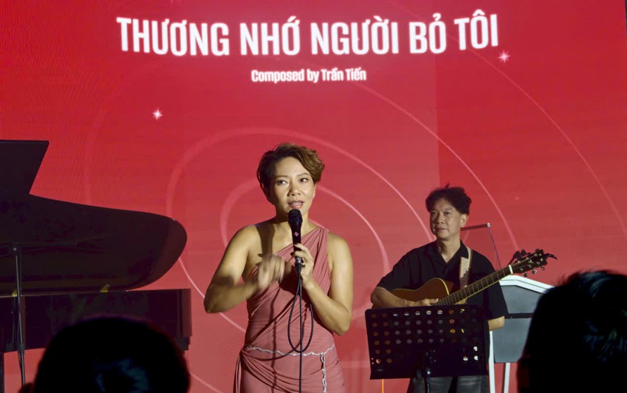 Ca sĩ Hà Trần hát các tác phẩm bất hủ của Văn Cao, Phạm Duy, Trịnh Công Sơn… Ảnh: Trung Nghĩa