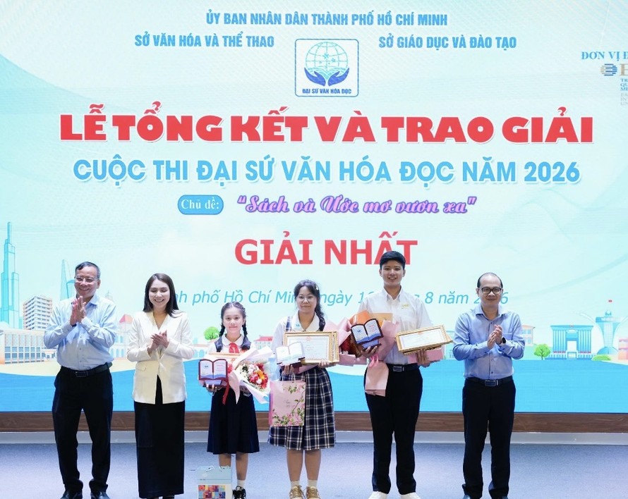 Đại diện Ban Tổ chức, Ban Giám khảo và đại biểu trao giải thưởng và biểu trưng Đại sứ Văn hóa đọc TPHCM năm 2026 cho thí sinh đạt giải Nhất Cuộc thi