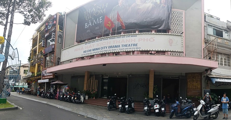 Rạp Công nhân (trước đây là rạp Nguyễn Văn Hảo, số 30 Trần Hưng Đạo) một thời là điểm đến của giới trẻ yêu cải lương.