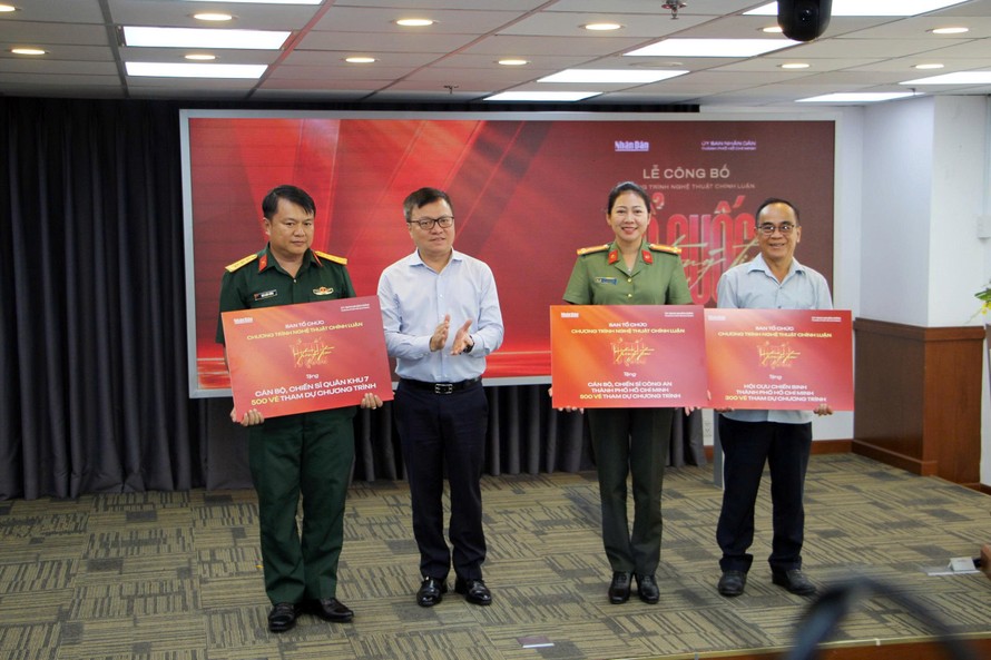 Ông Lê Quốc Minh, Ủy viên Trung ương Đảng, Tổng Biên tập Báo Nhân Dân, Phó Trưởng Ban Tuyên giáo Trung ương, Chủ tịch Hội Nhà báo Việt Nam, tặng vé cho các đơn vị
