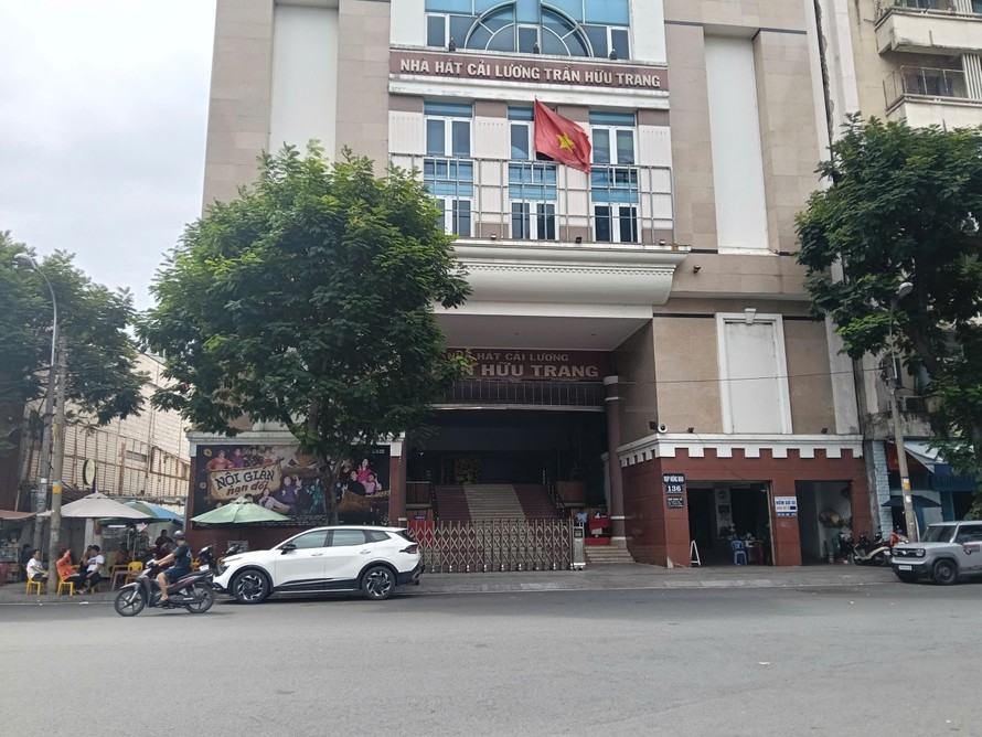 Nhà hát Trần Hữu Trang (số 136 Trần Hưng Đạo) - nơi diễn ra nhiều vở ca kịch truyền thống nhất TP.HCM. 
