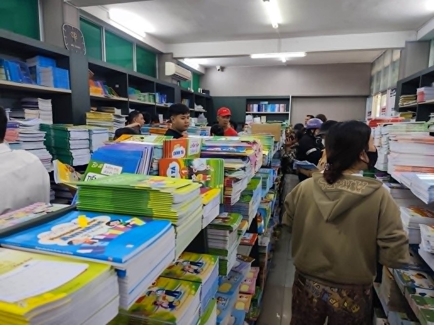 Sách giáo khoa có dấu hiệu độc quyền phân phối, tạo sự khan hiếm. (Ảnh: Phong Phú).