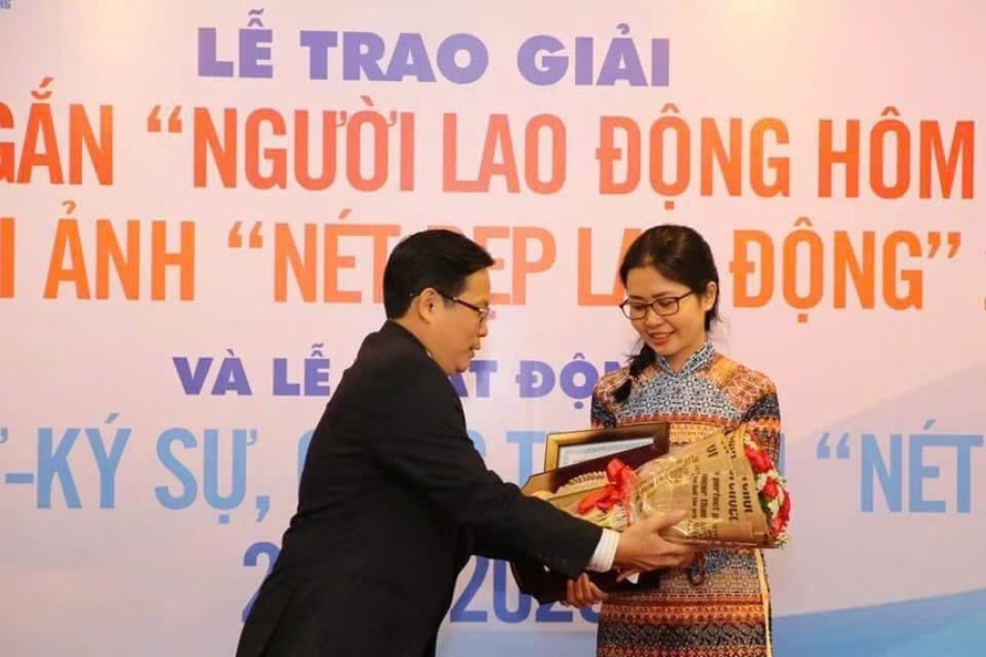 Năm 2019, Trịnh Phương Trà vượt qua biên giới Đèo Cả để vào Nam nhận giải Nhất cuộc thi “Người lao động hôm nay” do báo Người Lao Động tổ chức với truyện ngắn “Dưới ánh sáng thiên đường”