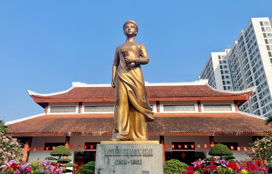 Tượng Nguyễn Thị Minh Khai tại quê nhà Nghệ An