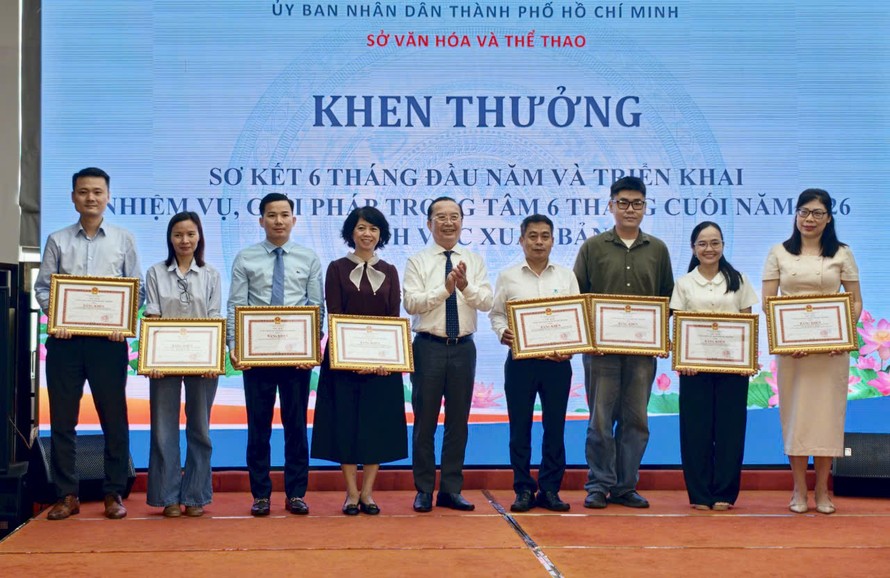 Ông Trần Thế Thuận - Giám đốc Sở Văn hóa và Thể thao TPHCM (giữa) trao bằng khen của UBND TPHCM đến các cá nhân và tập thể ngành xuất bản. Ảnh: Trung Nghĩa