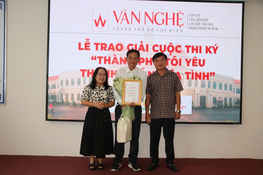 Bà Đinh Thị Thanh Thủy, Phó trưởng Ban Tuyên giáo và Dân vận Thành ủy TPHCM và nhà văn Bùi Anh Tấn, TBT Tạp chí Văn nghệ TPHCM trao giải Nhì cho tác giả Đào Ngọc Vinh