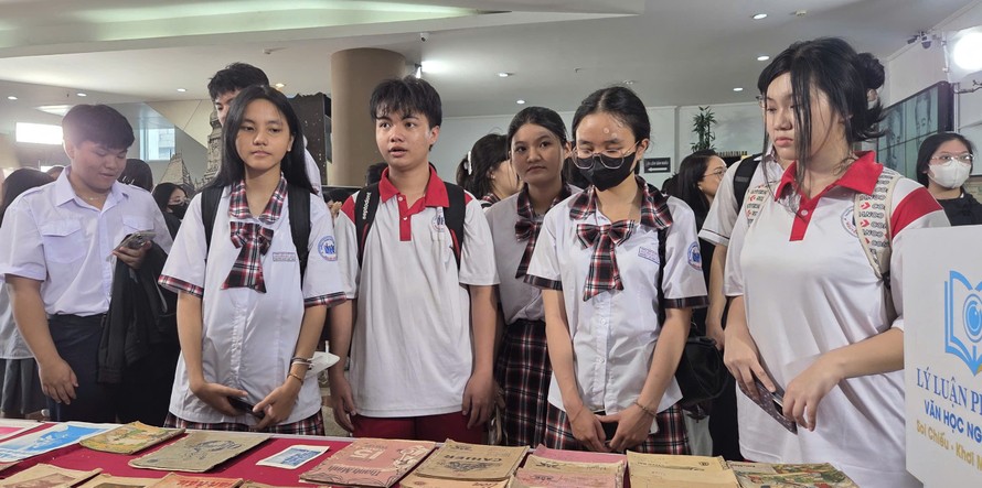 Các em học sinh xem trưng bày hiện vật nghệ thuật cải lương.