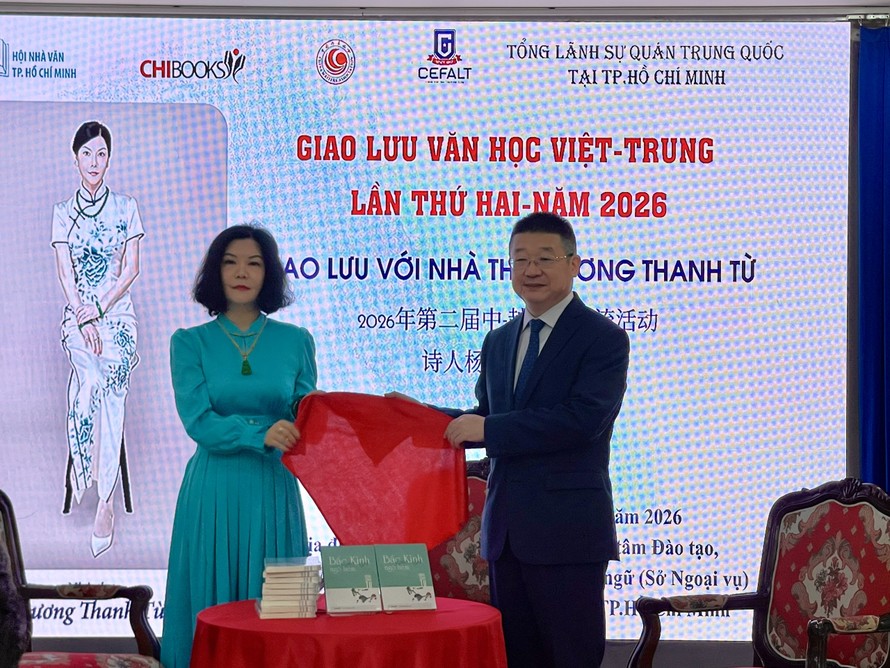 Nhà thơ Dương Thanh Từ và ông Đường Lập (Tổng Lãnh sự quán Trung Quốc tại TPHCM) thực hiện nghi thức giới thiệu ấn bản tiếng Việt tập thơ “Bắc Kinh - ngân nga ngõ hẻm”