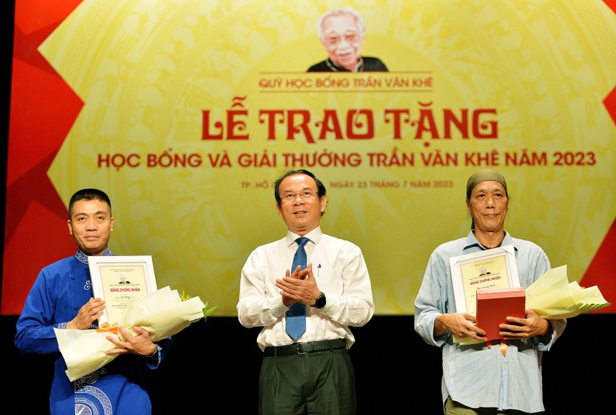 Năm 2023 trao giải thưởng Trần Văn Khê lần 1, ông Nguyễn Văn Nên - Bí thư Thành ủy TPHCM đã trao giải cho NSƯT - Tiến sĩ Cồ Huy Hùng và Nhà nghiên cứu - Nhạc sĩ Bùi Trọng