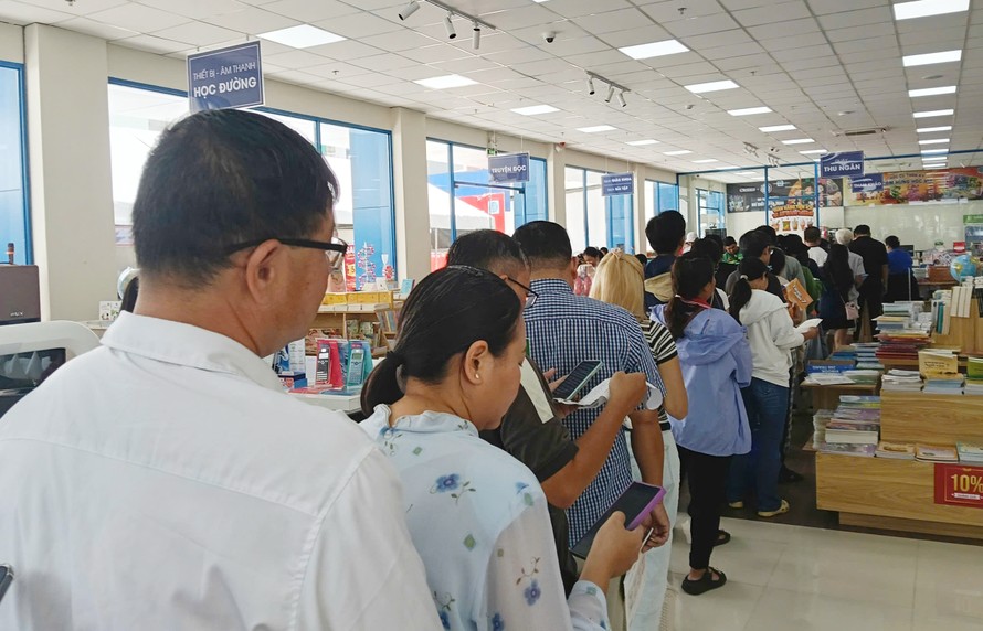 Phụ huynh "chật vật" xếp hàng để mua sách giáo khoa cho con em.