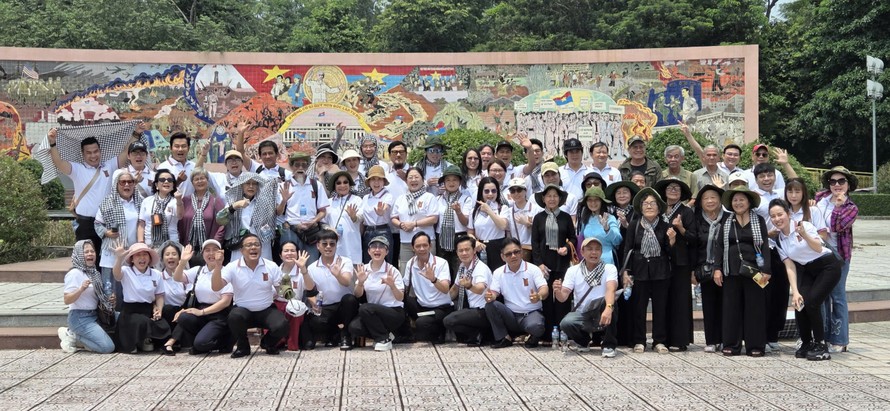 Khoảng 80 đại biểu gồm đại diện các lực lượng tiền thân của Nhà hát Cải lương Trần Hữu Trang, là Đoàn Cải lương Nam bộ, Đoàn Văn công Khu Sài Gòn - Gia Định, Đoàn Văn công TPHCM và các nghệ sĩ hiện tại của Nhà hát tham gia chuyến "về nguồn" - Ảnh: Minh Khang
