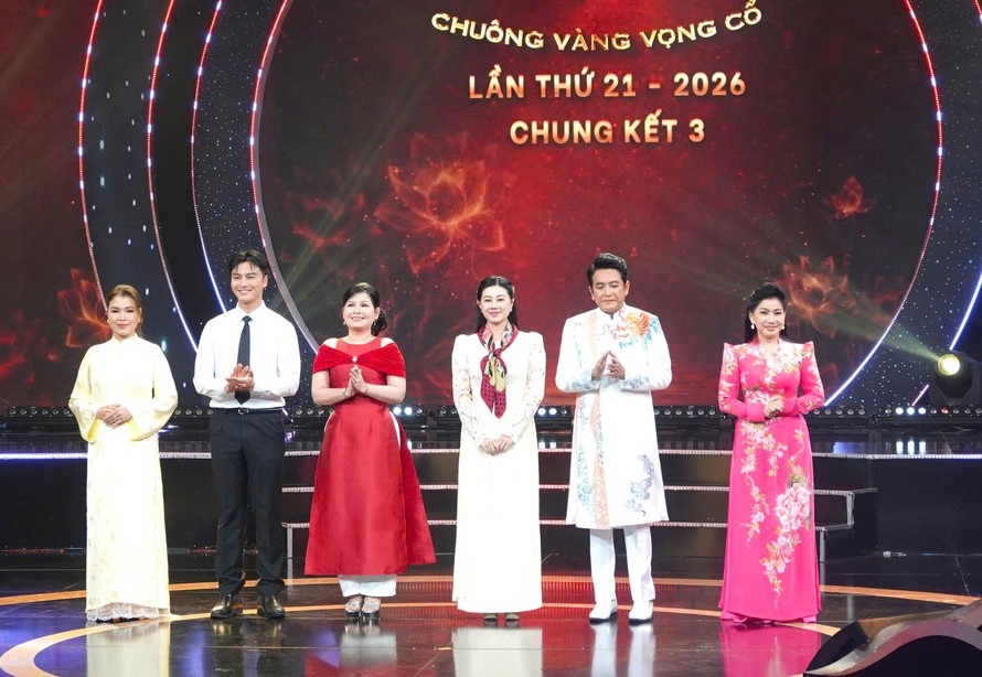 Ban huấn luyện gồm NSƯT Ngọc Đợi, NSƯT Võ Minh Lâm và NSND Hồ Ngọc Trinh cùng ban giám khảo vòng Chung kết 3 gồm NSND Quế Trân (khách mời), NSND Trọng Phúc và NSND Phượng Loan - Ảnh: Linh Bảo
