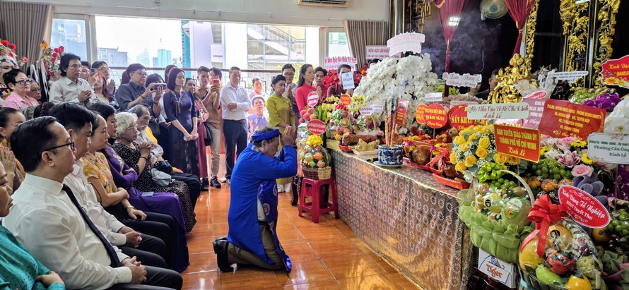 NSND Hữu Danh thực hiện nghi thức cúng Tổ, khấn Tổ - Ảnh: Minh Khang