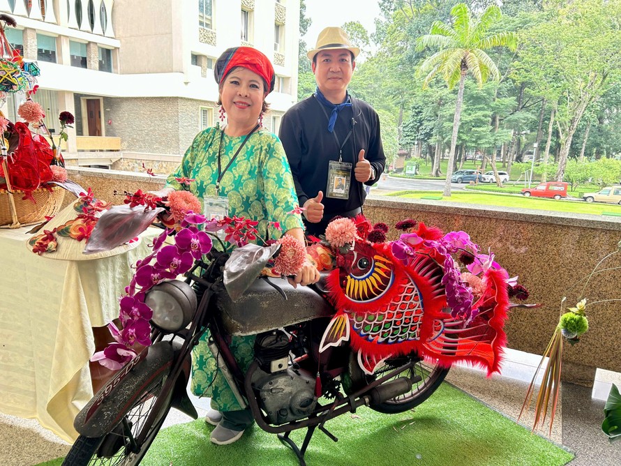 Nghệ nhân Hoàng Khang và nghệ nhân Mai Hoa (nhà sáng lập và giám đốc điều hành VIFE) bên tác phẩm đoạt giải thiết kế ấn tượng Viet Flora Cup 2026 của Hoàng Khang