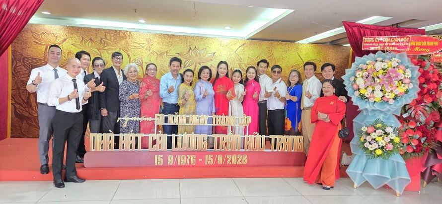 Nhiều thế hệ lãnh đạo, nhà quản lý văn hóa, văn nghệ sĩ dự lễ kỷ niệm 50 năm thành lập Nhà hát Cải lương Trần Hữu Trang - Ảnh: Minh Khang