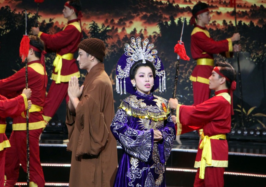Huỳnh Kim Tho trong vai Trần Thị Dung (trích đoạn "Dấu ấn giao thời") với phần phụ diễn của huấn luyện viên Võ Minh Lâm - Ảnh: Thùy Trang