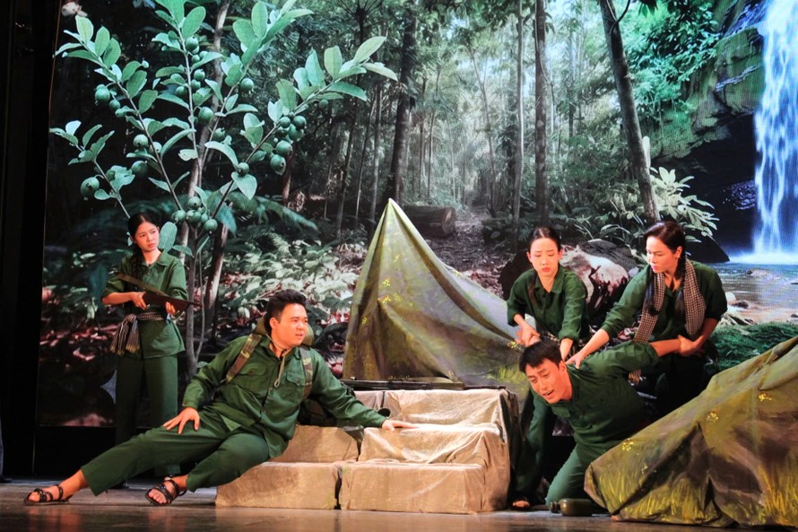 Kịch bản "Cuốn truyện bị đốt" được tác giả Tất Thọ ghi lại từ những ký ức ở chiến trường Trường Sơn - Ảnh: Minh Khang