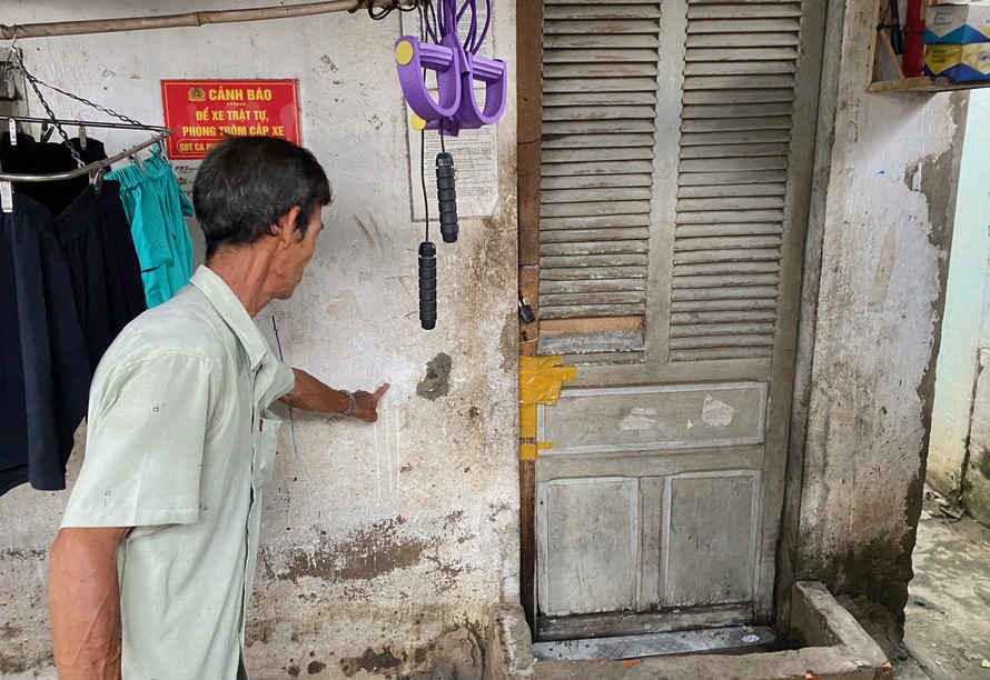 Chủ nhà trọ chỉ vị trí nước dâng trong đêm xảy ra tai nạn.