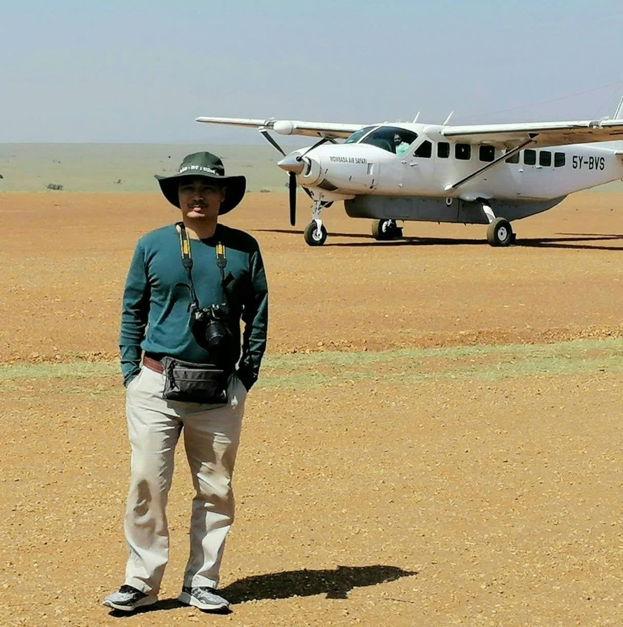Nhà thơ Nguyễn Bảo Giang trong chuyến tiêu dao ở Kenya