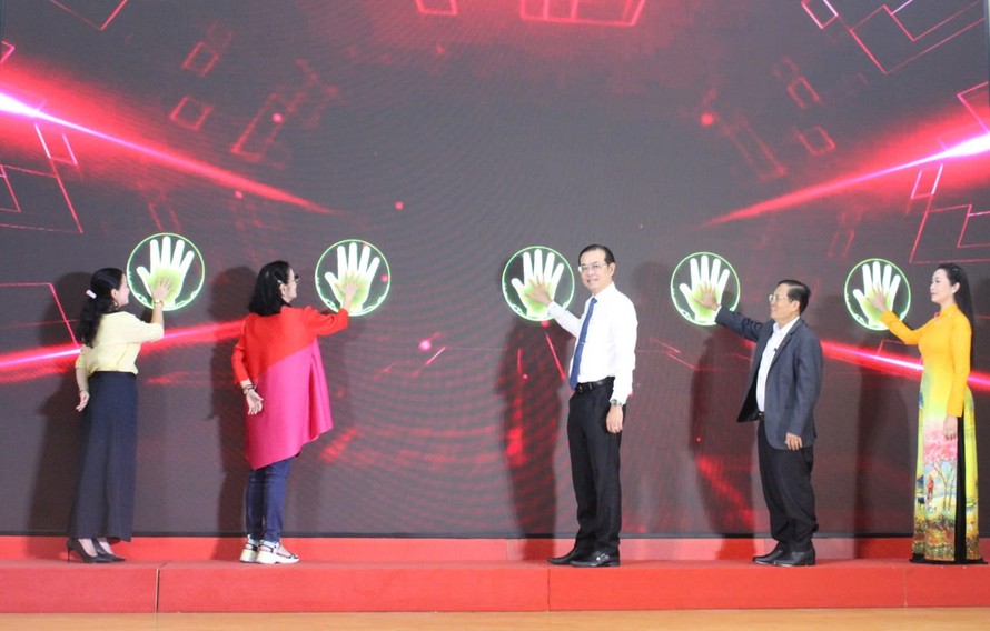 Các đại biểu thực hiện nghi thức khởi động giải Mai Vàng 2026 - lần thứ 32 - Ảnh: Minh Khang
