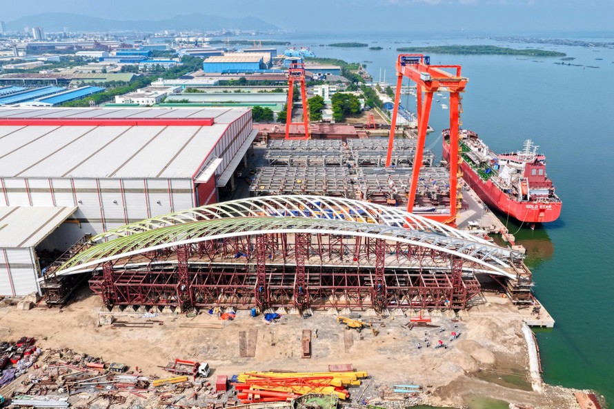 Nguyên khối vòm thép cầu đi bộ đã thử tải thành công và sẵn sàng lai dắt về sông Sài Gòn