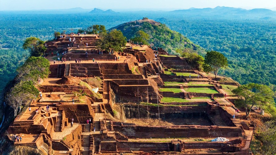 Toàn cảnh di tích cung điện cổ trên đỉnh Núi Sư Tử ở Sri Lanka còn tồn tại đến ngày nay. Ảnh: Nguyễn Quang Ngọc