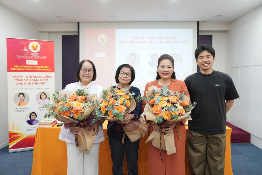 Từ trái sang: Nghệ nhân ẩm thực Bùi Thị Sương, Chủ tịch Hiệp hội Doanh nghiệp Hàng Việt Nam Chất lượng cao - Vũ Kim Hạnh, Tổng giám đốc Tài Ký - Bùi Thị Thúy Loan và con trai Dương Công Minh trong buổi tọa đàm “Tài Ký, nơi nuôi dưỡng tình yêu bánh Việt cho giới trẻ” sáng 18/10 tại TP.HCM