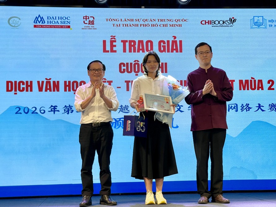 Nhà văn Nguyễn Nhật Ánh và ông Từ Châu - Quyền Tổng lãnh sự quán Trung Quốc tại TPHCM trao giải Nhất cuộc thi dịch văn học Việt - Trung, Trung - Việt 2026 cho bạn Nguyễn Ngọc Kim Ánh - sinh viên ĐH KHXH&NV (ĐH Quốc gia TPHCM)