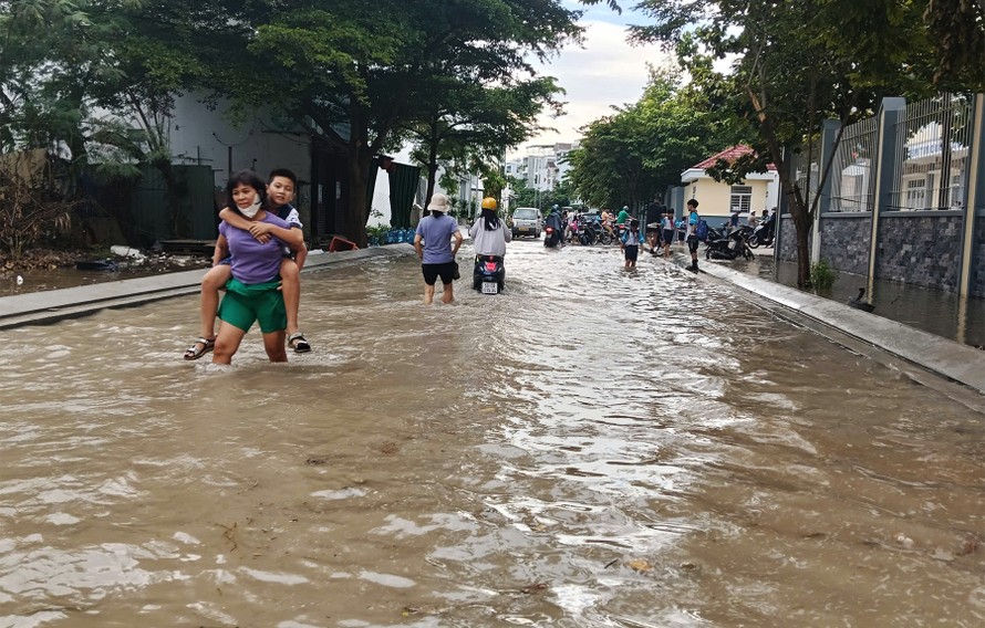Giờ tan học tại trường Tiểu học Phạm Hữu Lầu (phường Tân Mỹ, TP.HCM)