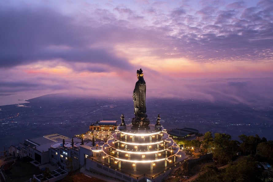 Núi Bà Đen lung linh về đêm
