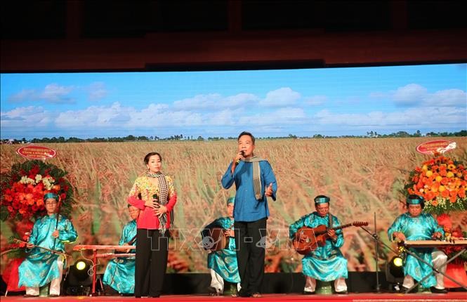 Tiết mục biểu diễn của Ban đờn ca tài tử tỉnh Long An. Ảnh (tư liệu): Đức Hạnh/TTXVN.