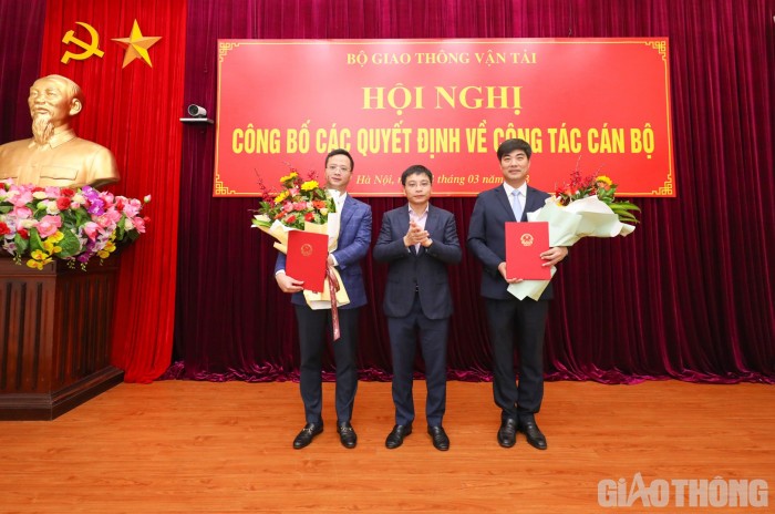 Bộ trưởng Nguyễn Văn Thắng trao quyết định điều động, bổ nhiệm đối với ông Nguyễn Trí Đức và ông Uông Việt Dũng.