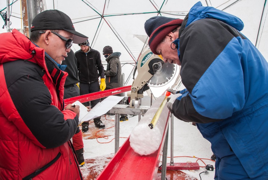 Một mẫu băng được các nhà khoa học lấy từ lõi băng cổ xưa.