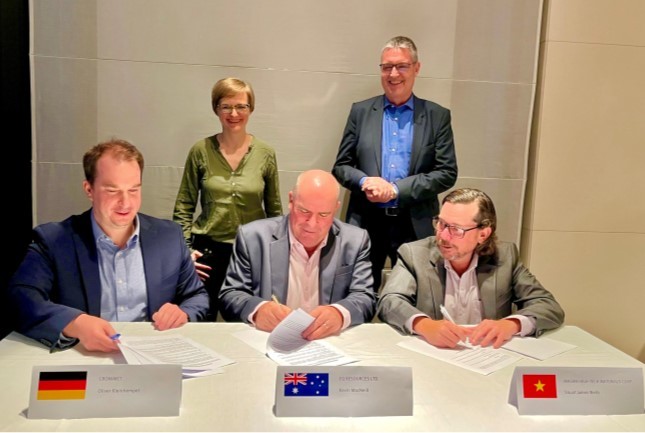 Nghị sĩ Franziska Brantner và Đại sứ Markus Ederer ở hàng sau.