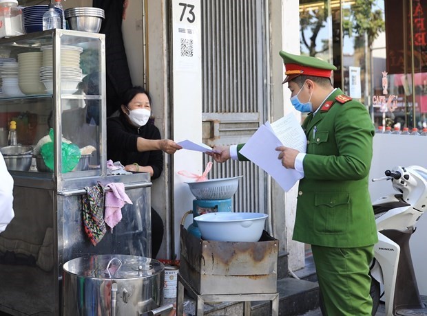 Cơ quan chức năng tuyên truyền các biện pháp phòng chống dịch trên địa bàn Hà Nội. Ảnh: TTXVN.