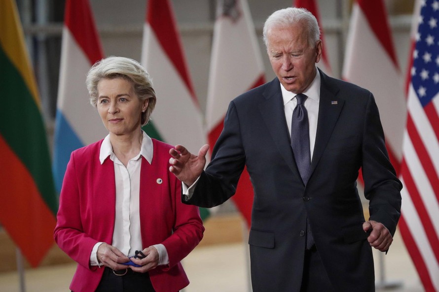 Tổng thống Mỹ Joe Biden tvà Chủ tịch Ủy ban châu Âu Leyen. Ảnh: AP. 