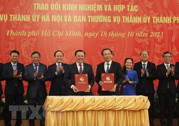Ông Đinh Tiến Dũng, Bí thư Thành ủy Hà Nội và ông Nguyễn Văn Nên, Bí thư Thành ủy Thành phố Hồ Chí Minh ký kết biên bản hợp tác giữa hai thành phố. Ảnh: Anh Tuấn/TTXVN.