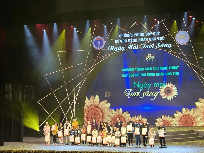 Bộ trưởng Bộ Y tế và các vị lãnh đạo tặng quà cho các bệnh nhân ung thư trong Chương trình. Ảnh: TTXVN.