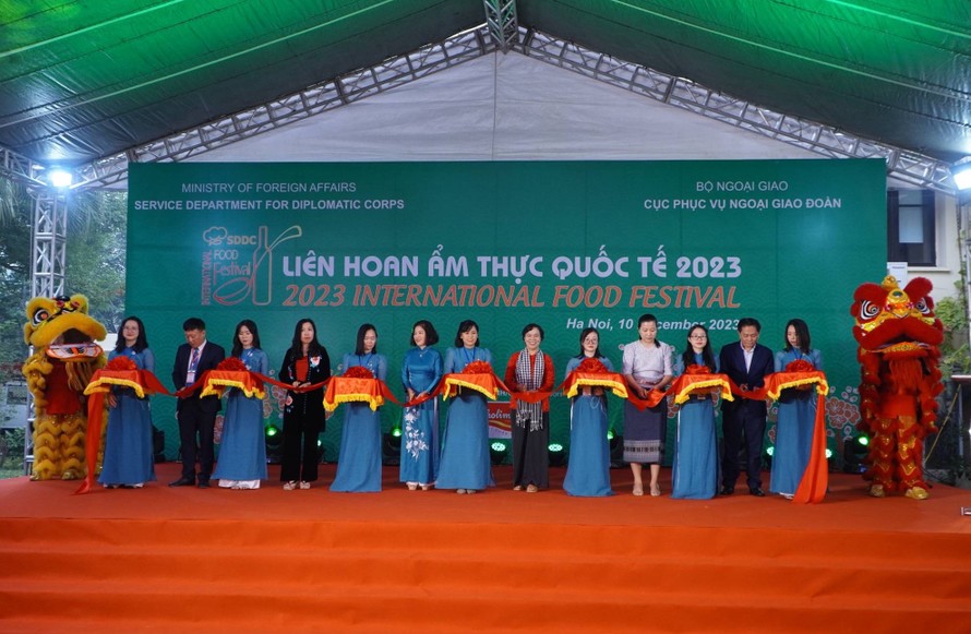 Các đại biểu thực hiện nghi thức khai mạc Liên hoan Ẩm thực Quốc tế 2023.